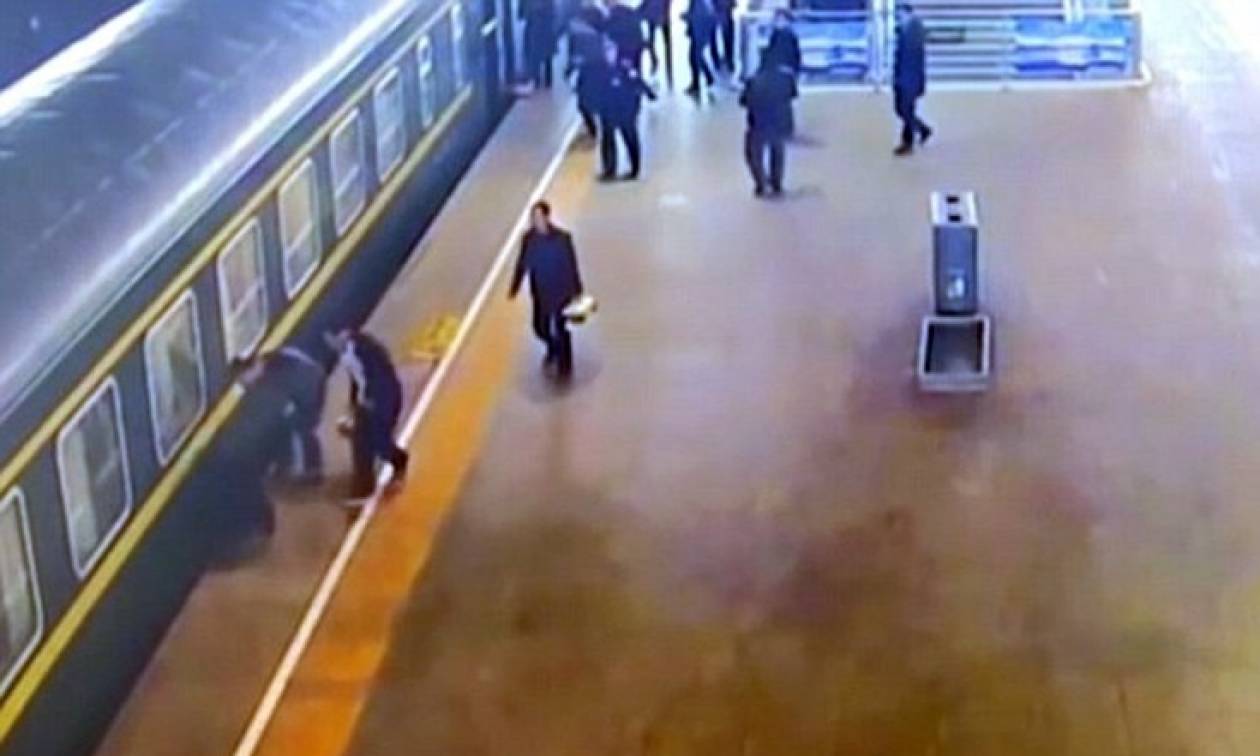 Βίντεο σοκ: Δραματική διάσωση 3χρονης που έπεσε στις ράγες λίγο πριν ξεκινήσει τρένο