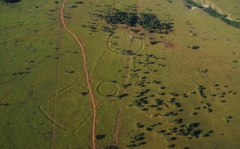 Μυστήριο με εκατοντάδες αρχαία μυστηριώδη γεωγλυφικά αλά Στόουνχεντζ που βρέθηκαν στον Αμαζόνιο
