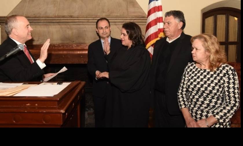 Ορκωμοσία της ομογενούς δικαστού Ελένης Βουτσινά στη Νέα Υόρκη