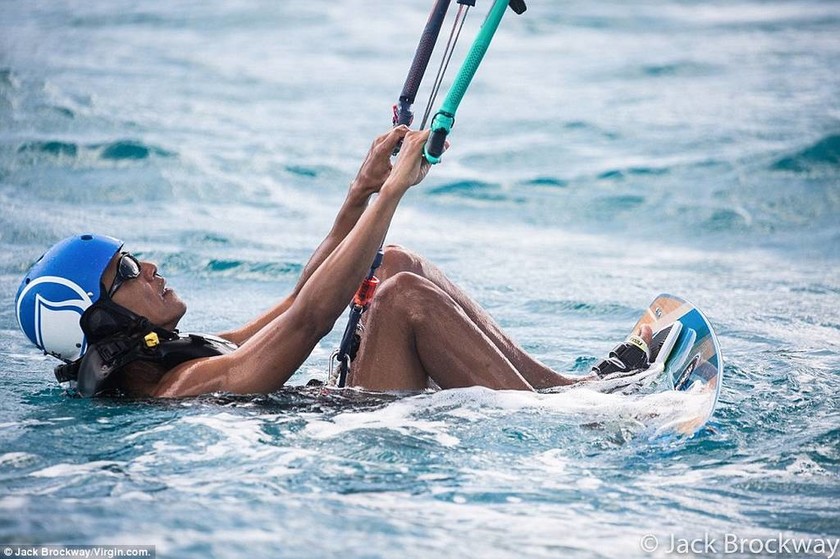 Οι ξένοιαστες μέρες του Ομπάμα: Κάνει kitesurfing στην Καραϊβική! (pics+vid)