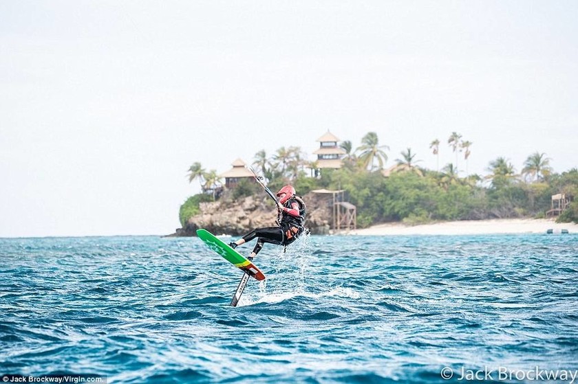 Οι ξένοιαστες μέρες του Ομπάμα: Κάνει kitesurfing στην Καραϊβική! (pics+vid)