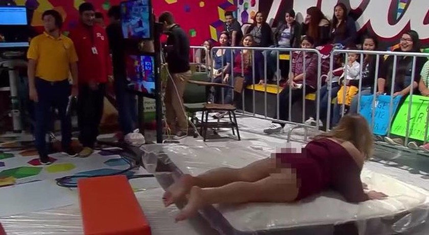 Αποκαλυπτικό βίντεο: Παρουσιάστρια ξέχασε πως δεν φορούσε εσώρουχο και ξάπλωσε με τα πόδια ανοιχτά