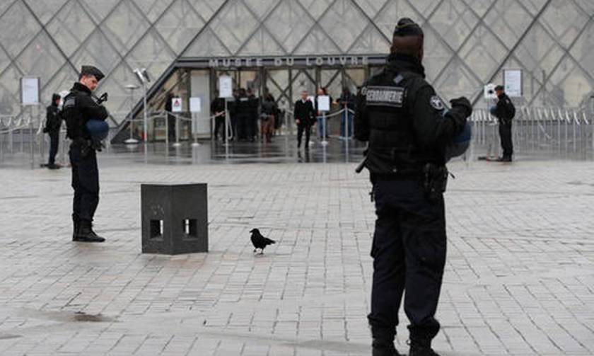 Γαλλία: Τζιχαντιστής, αλλά δεν πήρε οδηγίες από το Ισλαμικό Κράτος ο δράστης της επίθεσης στο Λούβρο
