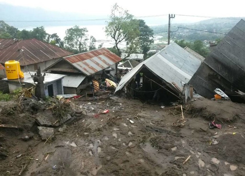 Τραγωδία στην Ινδονησία: Δώδεκα νεκροί, ανάμεσα τους και παιδιά, από κατολισθήσεις στο Μπαλί (Pics)