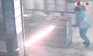 Εκρηκτικός συνδυασμός: Μεθυσμένος πυρομανής σκορπά πύρινο όλεθρο σε μαγαζί με πυροτεχνήματα (Vid)