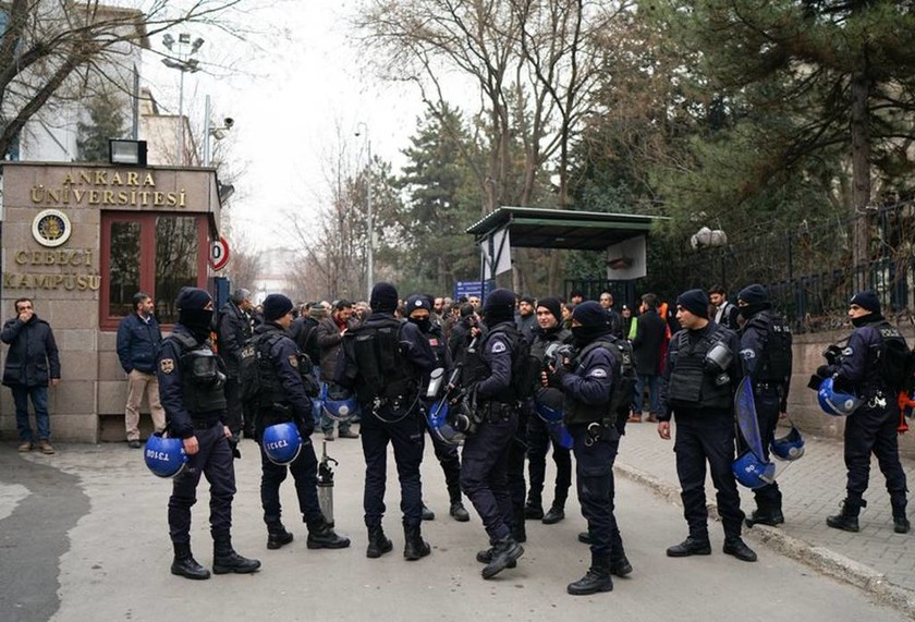 Συλλήψεις και δακρυγόνα σε επεισόδια στην Άγκυρα (pics+vid)
