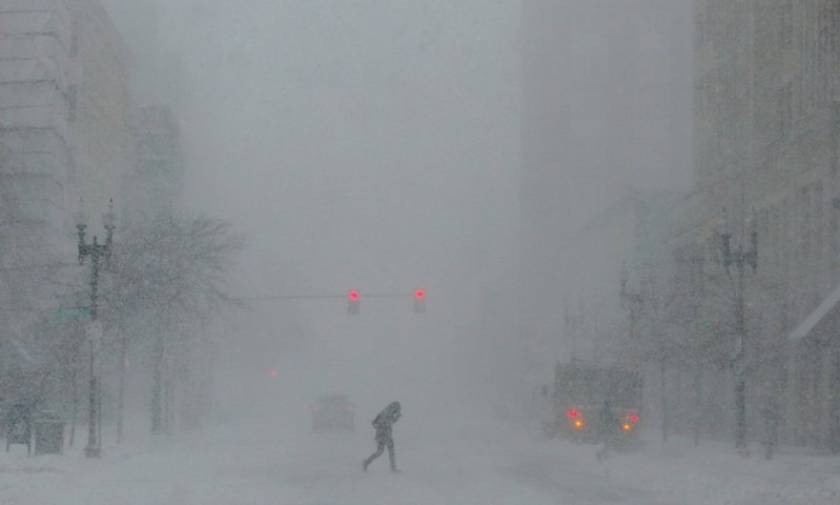 Στο έλεος σφοδρής χιονοθύελλας η Νέα Υόρκη - Ένας νεκρός (pics+vids)