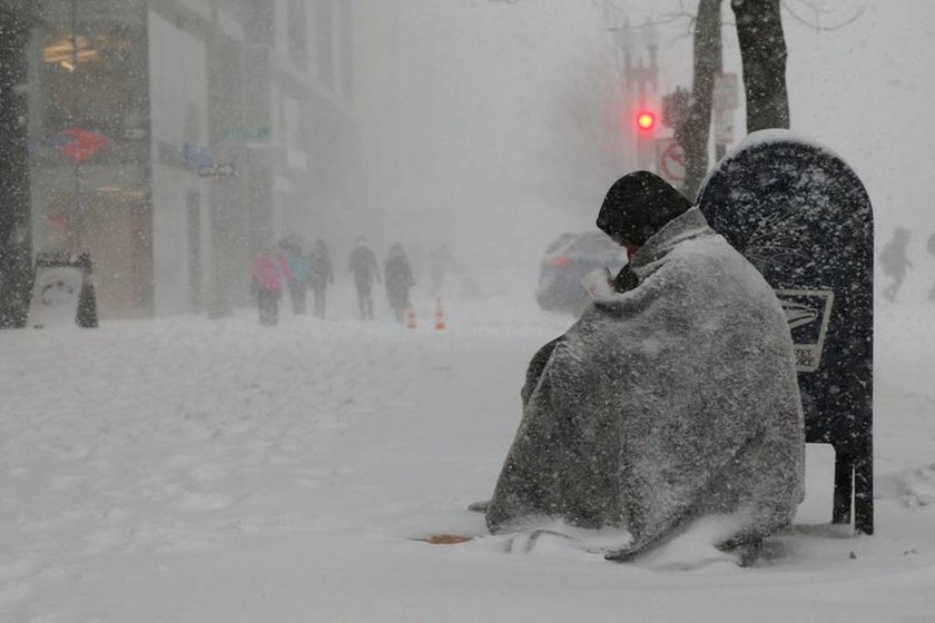 Στο έλεος σφοδρής χιονοθύελλας η Νέα Υόρκη - Ένας νεκρός (pics+vids)