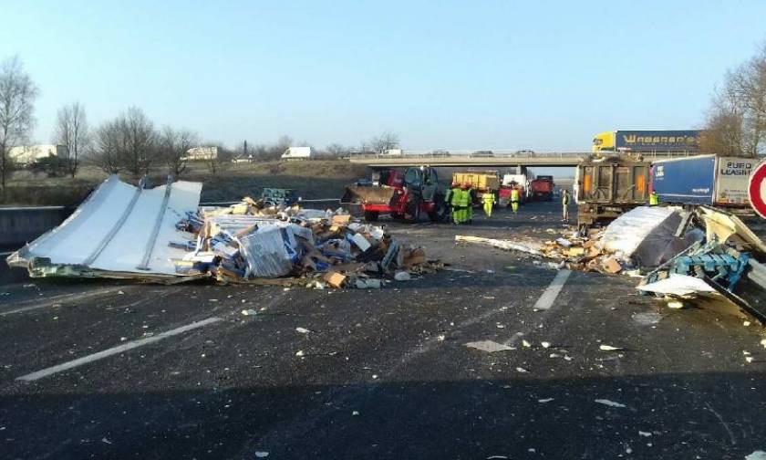 Γαλλία: Κυκλοφοριακό κομφούζιο από 40 τόνους γατοτροφής που χύθηκαν σε αυτοκινητόδρομο (vid)