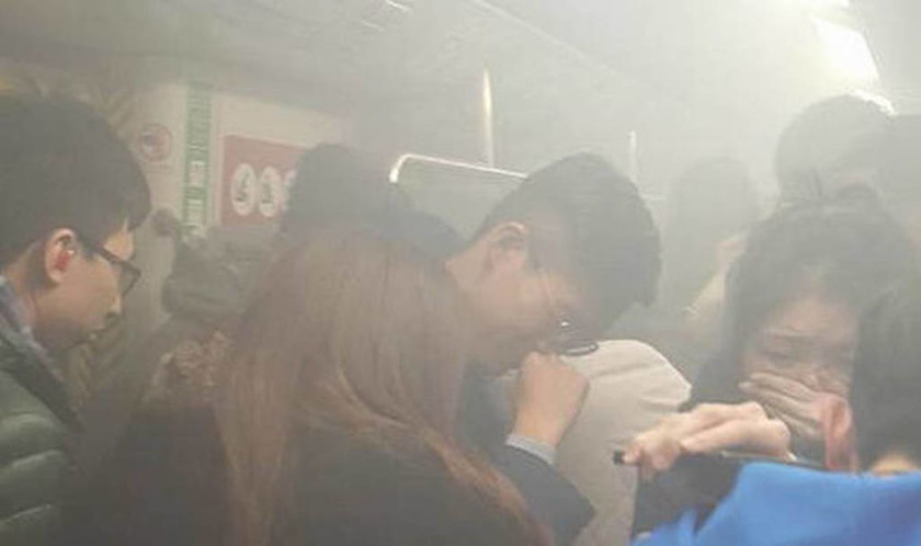 Χονγκ Κονγκ: Πυρομανής σκορπά τον τρόμο στο μετρό (ΠΡΟΣΟΧΗ - ΣΚΛΗΡΕΣ ΕΙΚΟΝΕΣ)