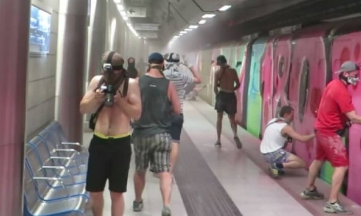 Γερμανοί βάφουν με σπρέι βαγόνι του μετρό στην Αθήνα! (video)