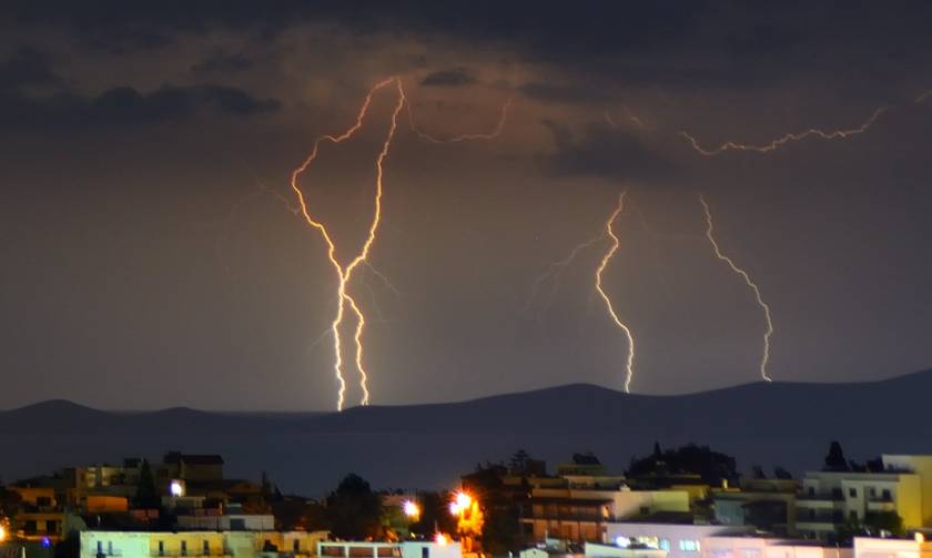Εντυπωσιακοί κεραυνοί σκίζουν τον ουρανό της Κρήτης (photos)