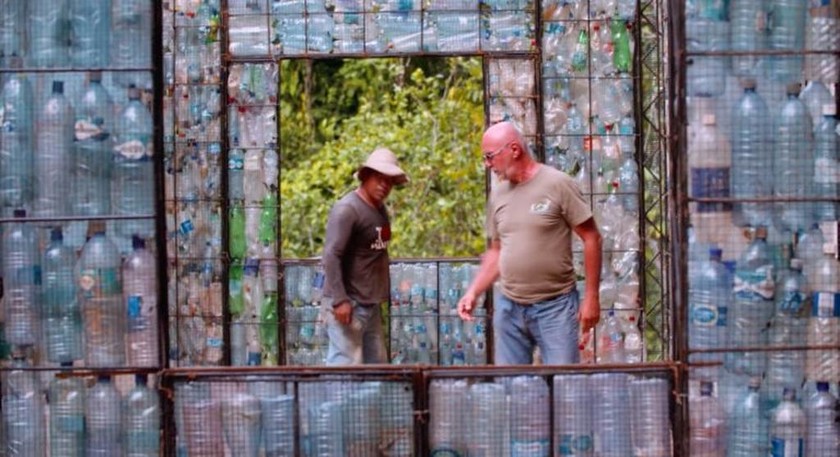 Εντυπωσιακό: Το πρώτο χωριό από ανακυκλωμένα πλαστικά μπουκάλια! (pics+vid)