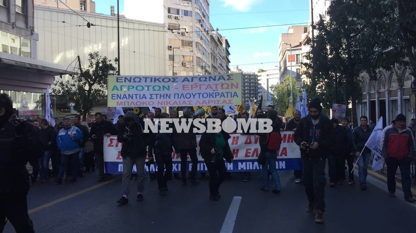 Αγρότες - Αθήνα: Σε εξέλιξη το συλλαλητήριο στην πλατεία Βάθης