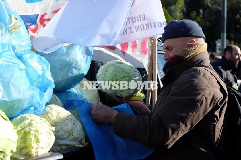 Συλλαλητήριο αγροτών: Μοίρασαν λάχανα στους φτωχούς (photos)
