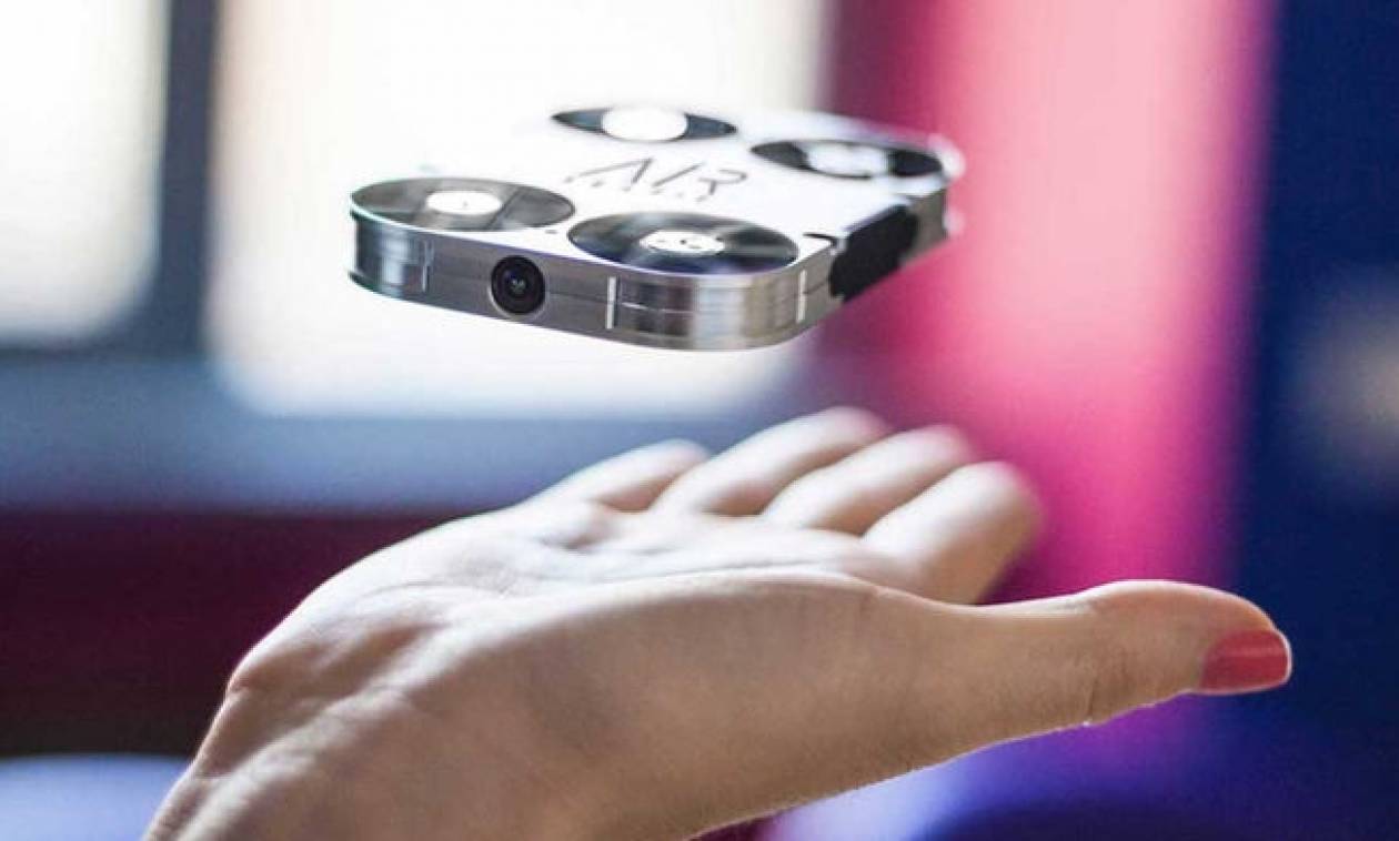 Η μικρότερη ιπτάμενη κάμερα στον κόσμο φέρνει επανάσταση στις selfies! (vid)