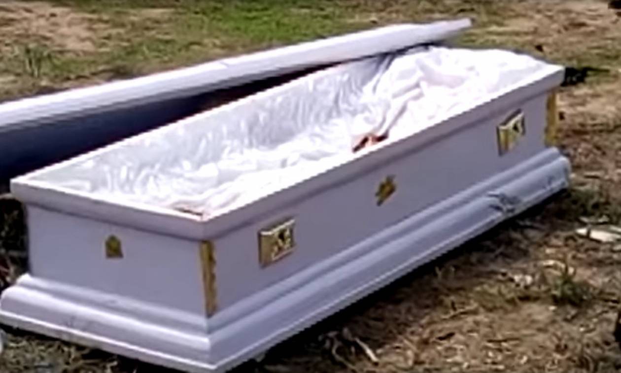 Απίστευτο: Αφαίρεσαν πτώμα από φέρετρο γιατί δεν είχαν πληρώσει τα έξοδα κηδείας (video+pics)