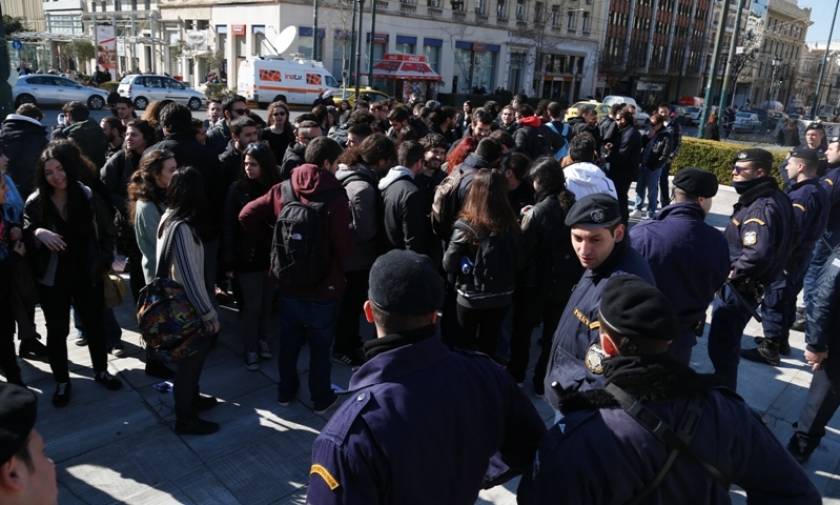 Διαμαρτυρία φοιτητών στα Προπύλαια για την αναγόρευση του Μοσκοβισί ως επίτιμου διδάκτορα του ΕΚΠΑ