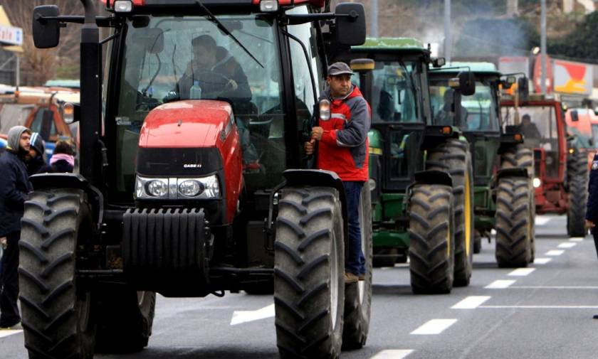 «Σπάνε» τα μπλόκα των αγροτών: Φεύγουν τα τρακτέρ από τους δρόμους
