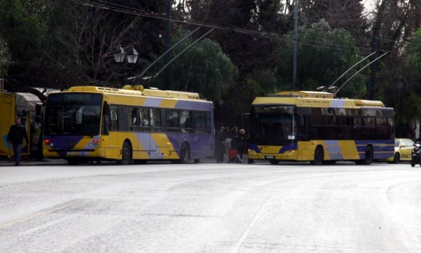 Νέες επιθέσεις σε Μέσα Μαζικής Μεταφοράς – Έκαναν «γυαλιά καρφιά» τρόλει και λεωφορεία