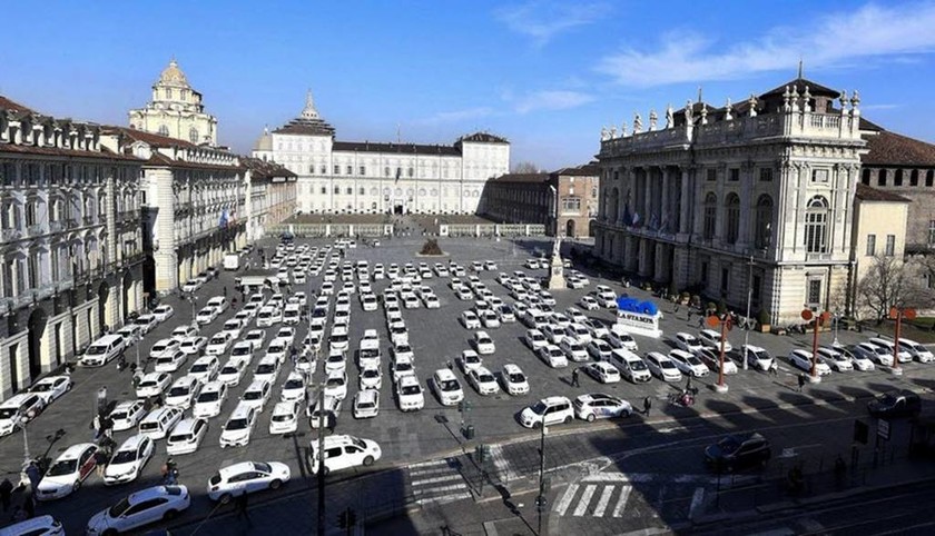 Ιταλία: Οι οδηγοί ταξί παραλύουν τις ιταλικές πόλεις - Αιτία η εφαρμογή Uber (pics)