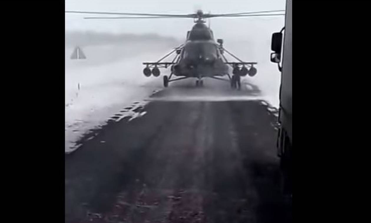 Επικό βίντεο: Ελικόπτερο προσγειώνεται σε δρόμο και αξιωματικός ζητά οδηγίες από οδηγό νταλίκας!