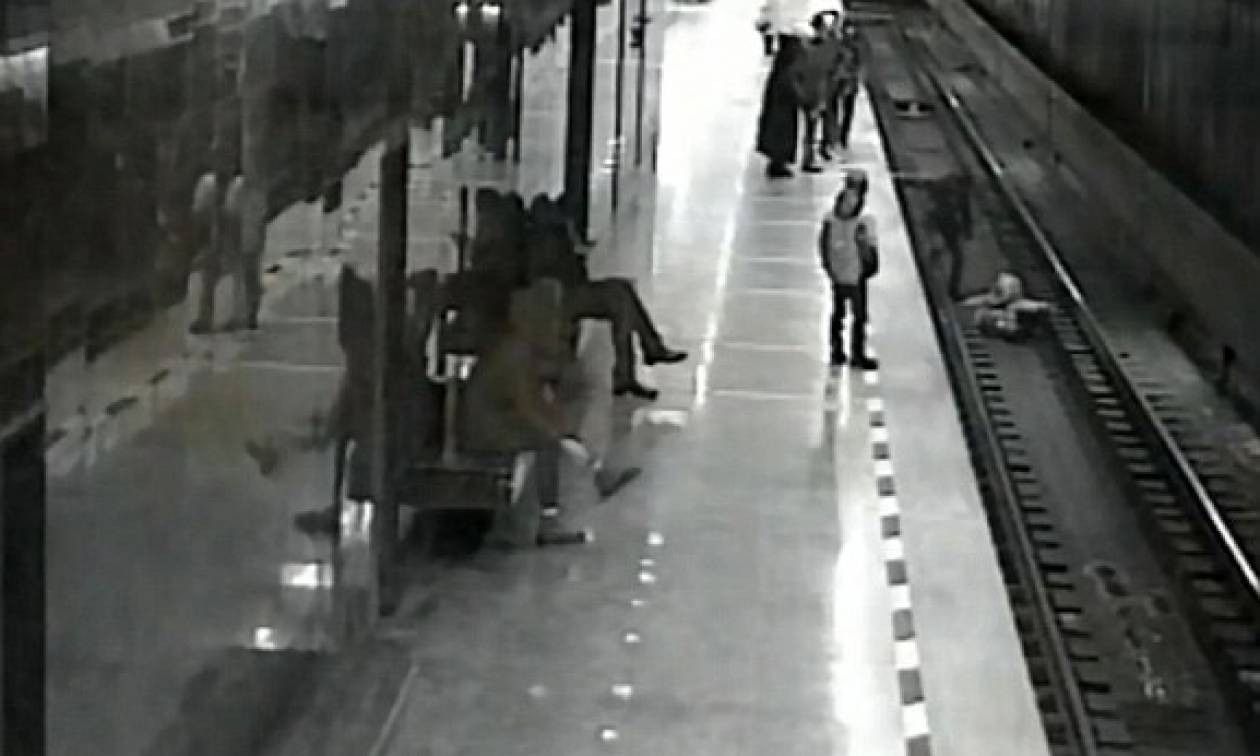 Ηρωική προσπάθεια: Έπεσε στις γραμμές του τρένου για να σώσει έναν 8χρονο (vid)