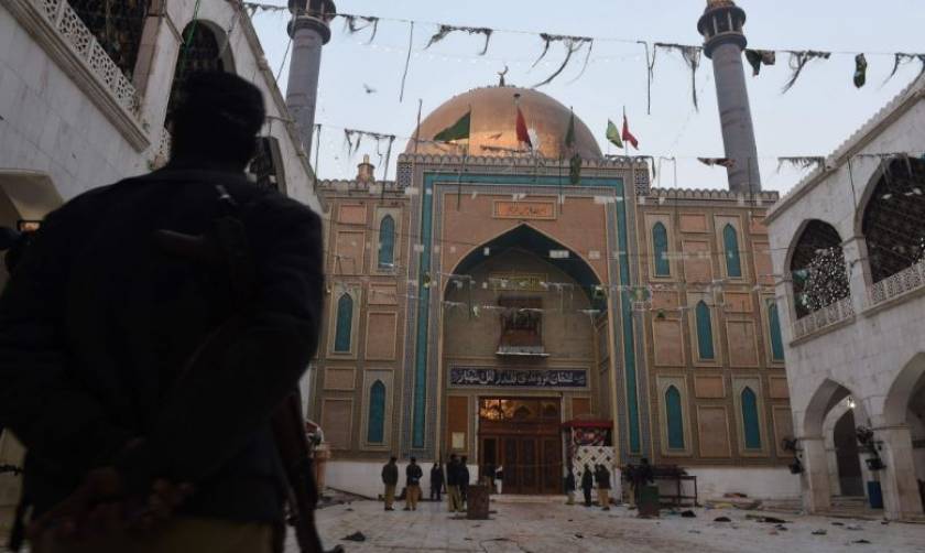 Πακιστάν: Τουλάχιστον 100 «τρομοκράτες» σκοτώθηκαν μετά την πολύνεκρη επίθεση σε ναό