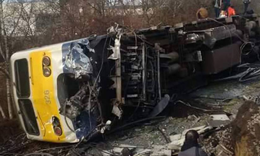 Τραγωδία στο Βέλγιο: Εκτροχιασμός τρένου με ένα νεκρό και 27 τραυματίες (pics+vid)