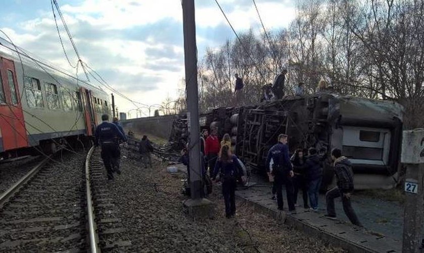 Εκτροχιασμός τρένου στο Βέλγιο - Τουλάχιστον ένας νεκρός και είκοσι τραυματίες (pics+vid)