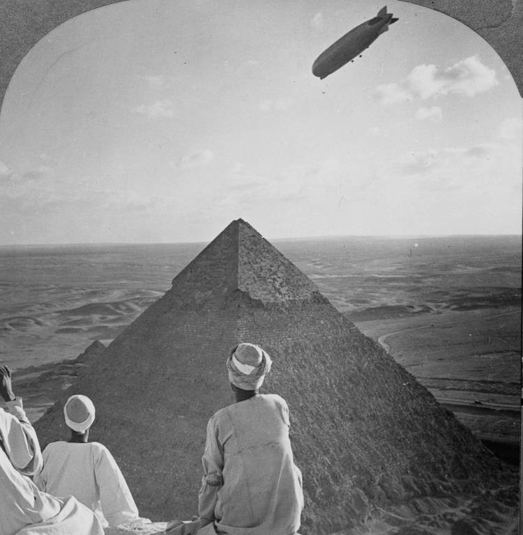 Όταν οι τουρίστες έκαναν ηλιοθεραπεία πάνω στις πυραμίδες της Γκίζας (photos)