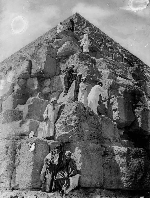 Όταν οι τουρίστες έκαναν ηλιοθεραπεία πάνω στις πυραμίδες της Γκίζας (photos)