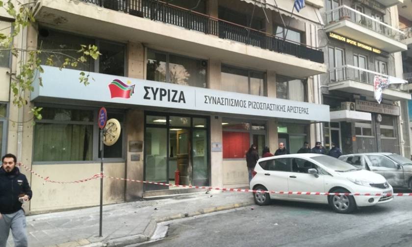 Μασκαράδες πέταξαν βόμβες μολότοφ στα γραφεία του ΣΥΡΙΖΑ (pics&vid)