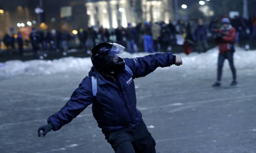 Χάος στη Ρουμανία: Χιλιάδες πολίτες στους δρόμους κατά της κυβέρνησης