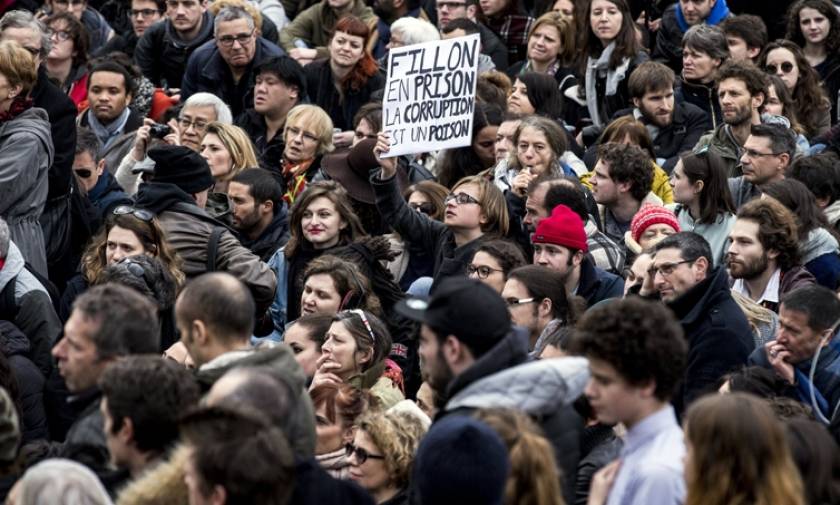 Γαλλία: Πολίτες στους δρόμους του Παρισιού καταγγέλλουν τη διαφθορά στην πολιτική ζωή