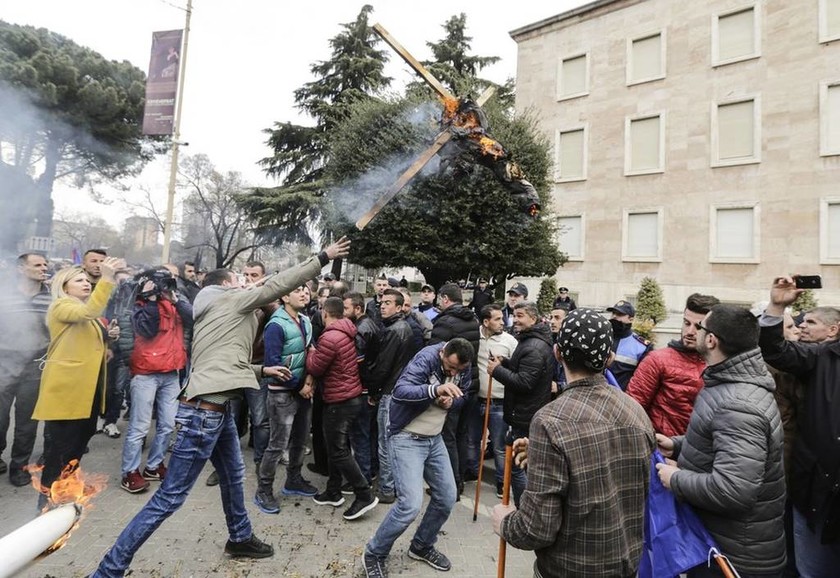 Αλβανία: Φωτιά στο πολιτικό σκηνικό - Η αντιπολίτευση αποχωρεί από τη Βουλή έως την παραίτηση Ράμa