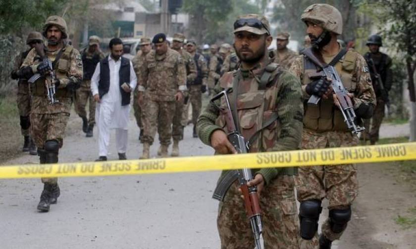 'Suicide bombers killed' after targeting Pakistan court