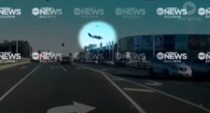 Βίντεο - σοκ: Η στιγμή που το αεροσκάφος καρφώνεται στο εμπορικό κέντρο της Μελβούρνης (pics+vids)