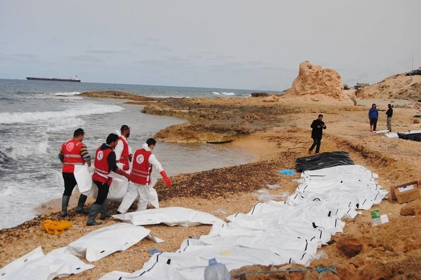 Μακάβριο και θλιβερό θέαμα: 74 σοροί ξεβράστηκαν σε παραλία (pics)