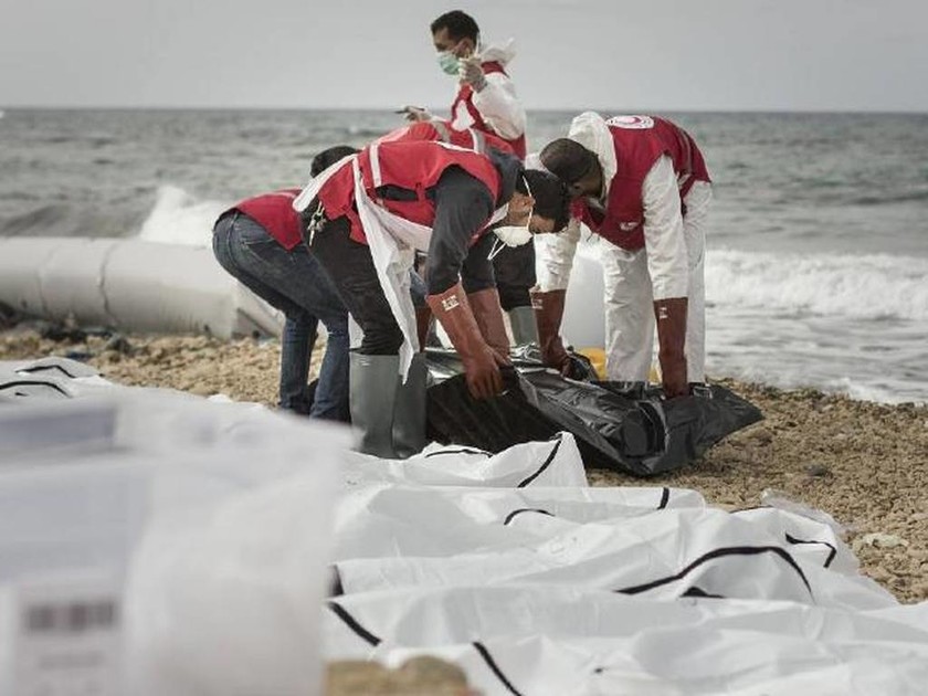 Μακάβριο και θλιβερό θέαμα: 74 σοροί ξεβράστηκαν σε παραλία (pics)
