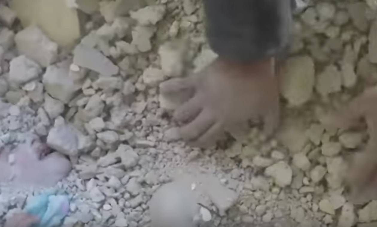 Ελπίδα στο Χαλέπι: Έβγαλαν ζωντανό κοριτσάκι που είχε θαφτεί στα ερείπια (ΣΚΛΗΡΕΣ ΕΙΚΟΝΕΣ)