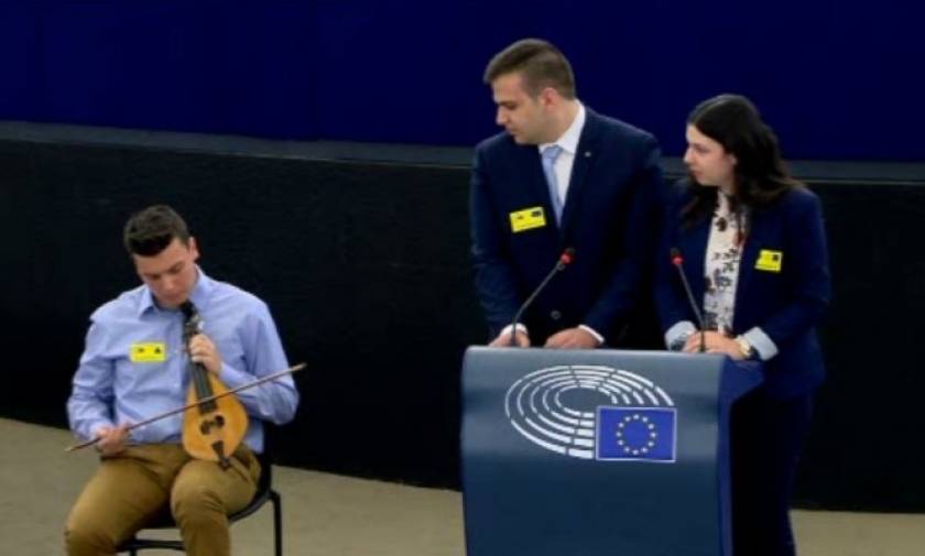 Ο 18χρονος Χανιώτης που μάγεψε το Ευρωκοινοβούλιο με τη λύρα του (vid)