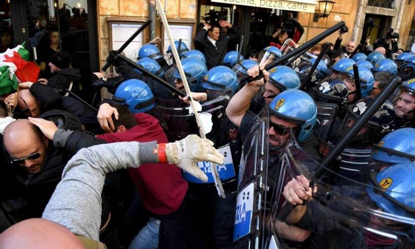 Ιταλία: Κλιμακώνουν τις κινητοποιήσεις τους οι οδηγοί ταξί στη Ρώμη (vids)