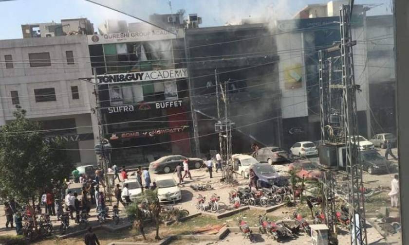 Μακελειό στο Πακιστάν: Έκρηξη βόμβας σε πολυσύχναστη αγορά της Λαχόρης (Vid)