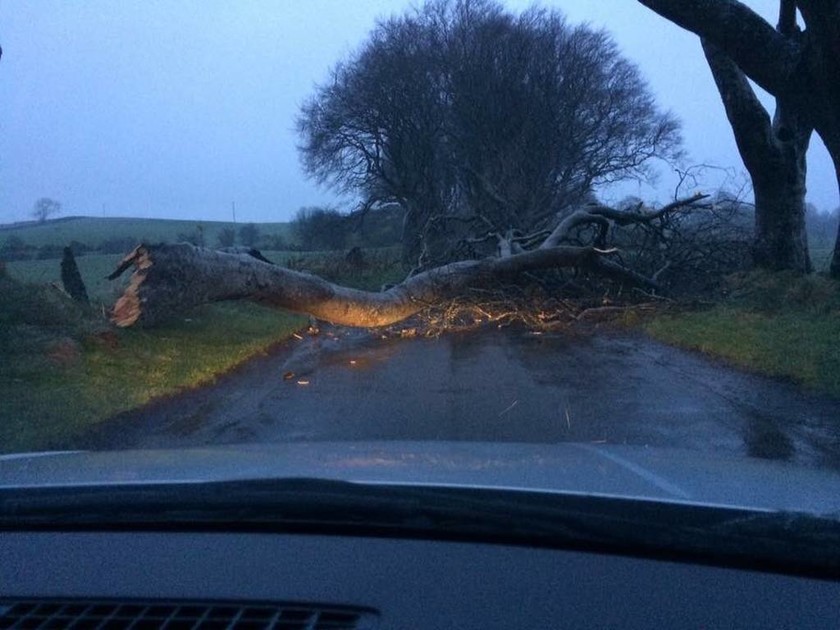 Σφοδρή καταιγίδα σαρώνει με 160 χλμ. την ώρα τη Βρετανία – Χιλιάδες σπίτια χωρίς ηλεκτρικό (Pics)