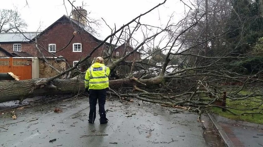 Σφοδρή καταιγίδα σαρώνει με 160 χλμ. την ώρα τη Βρετανία – Χιλιάδες σπίτια χωρίς ηλεκτρικό (Pics)