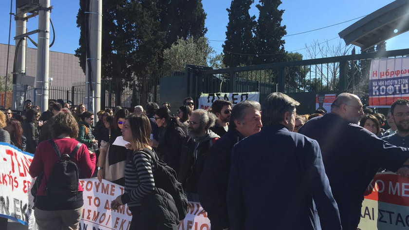 Συγκέντρωση εκπαιδευτικών έξω από το Υπουργείο Παιδείας – Ζητούν διορισμούς στα σχολεία (pics) 