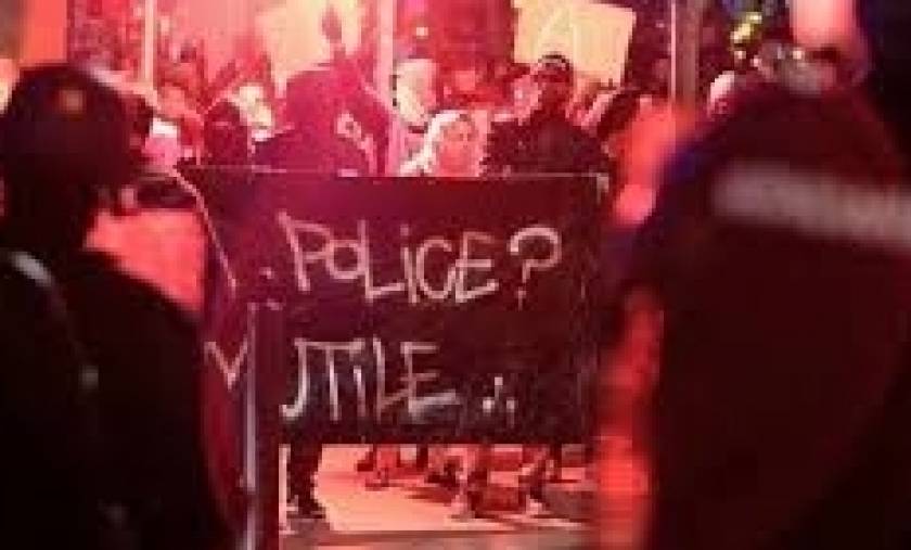 Γαλλία: Άγριες συγκρούσεις μαθητών με αστυνομικούς σε διαδήλωση κατά της αστυνομικής βίας