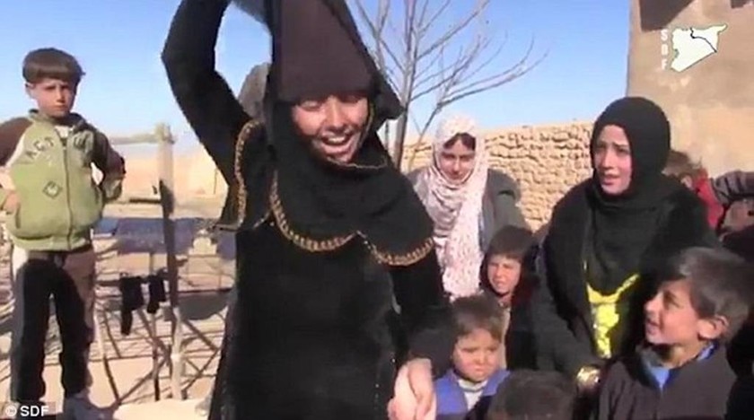 Μοσούλη: Πανηγυρίζουν την απελευθέρωση από το Ισλαμικό Κράτος καίγοντας τις μπούρκες τους (video)