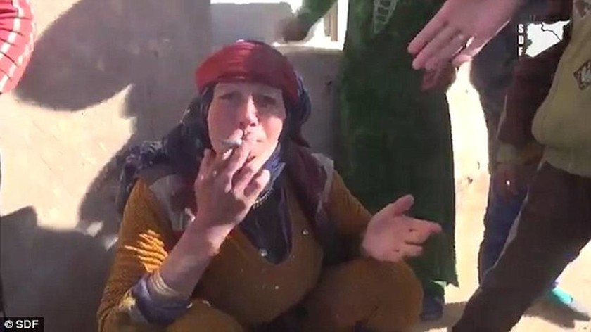 Μοσούλη: Πανηγυρίζουν την απελευθέρωση από το Ισλαμικό Κράτος καίγοντας τις μπούρκες τους (video)